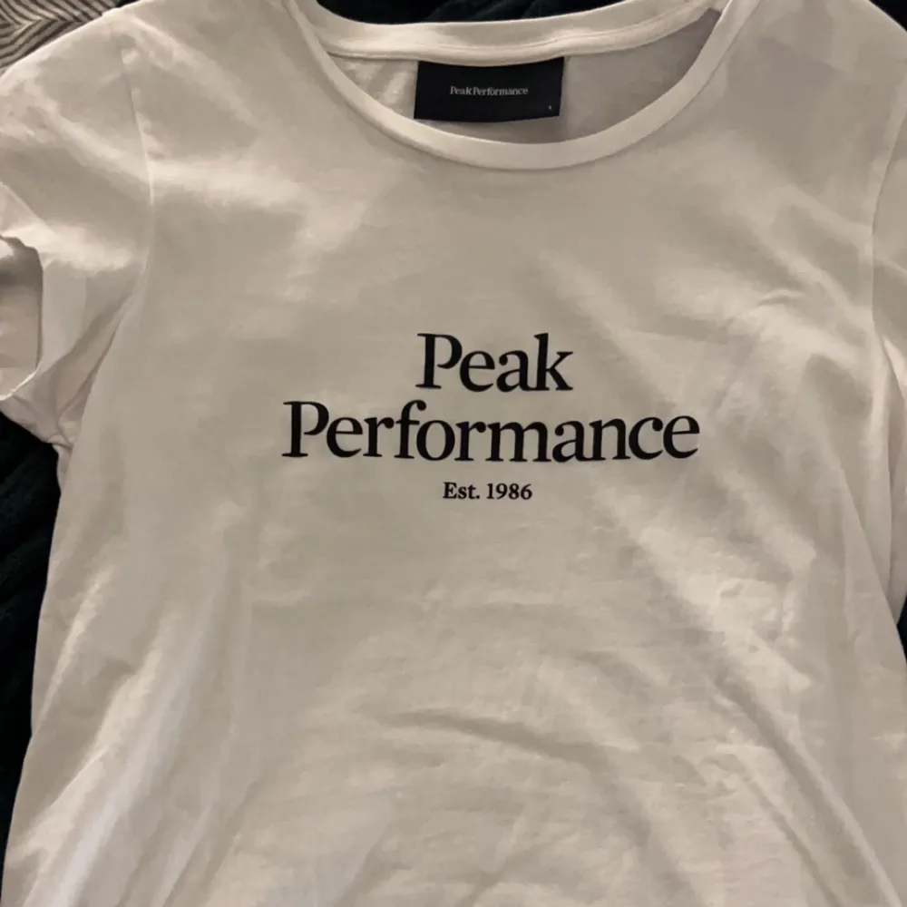 T-shirt från PeakPerformance använd 2 gånger. Nypris 400kr. T-shirts.