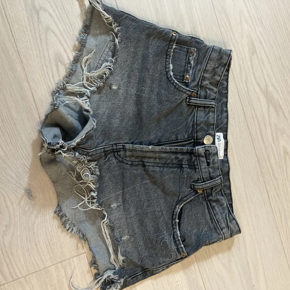 Fina jeansshorts som är fina till nu i slutet av sommaren, strl 36 och är lågmidjade, knappt använda💞. Farkut & Housut.