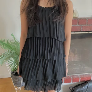 Svart klänning - Säljer denna snygga klänningen med plissering och silverdetaljer 🖤