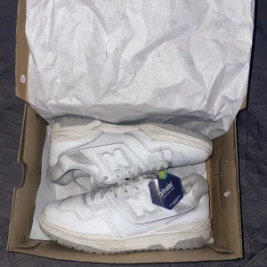 NEW BALANCE 550 - NYSKICK - Säljer dessa new balance 550 som är i mycket bra skick. De inköptes för 1500 i vintras och jag använts mycket sparsamt sen dess. Storlek 44,5. passar 44-45
