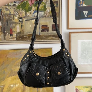 Svart Classic Väska🙌💞 - En supersnygg klassisk svart väska fast med unika detaljer som får den qtt sticka ut!🤩