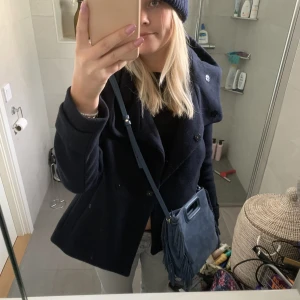 Kappa - Snygg mörkblå kappa från zara! Jättefint skick