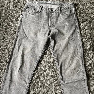 Jack & Jones grå Jeans - Tjena, säljer mina gråa jeans från Jack&jones då de inte används. Dom är i strl 33/34 och är i gott skick. 