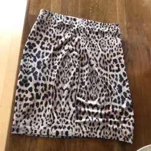 Kort snäv leopardmönstrad kjol i fint Skick