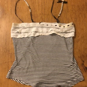 En topp - Detta är en vintage top. Jag har inte använt den ett ändå gång eftersom den är STOR för mig Och skulle gärna vilja bli av med den🩷