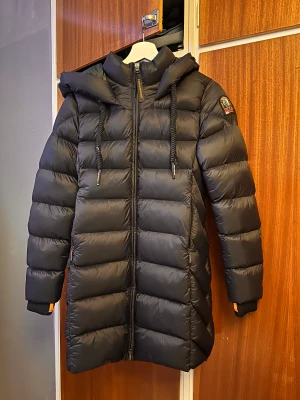 Helt ny parajumper  - Säljer nu min helt nya jacka som jag köpt i år. Endast testad, fick den i present men känner att den inte riktigt passar min längd och kropp, den är lite för lång för mig, den är svart, och riktigt snygg och känns otroligt varm. Storlek s  Ny modell i år!