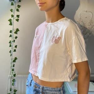 Rosa croptop - Halv rosa halv vit croptop utan defekter 💗 supersöt och skönt material