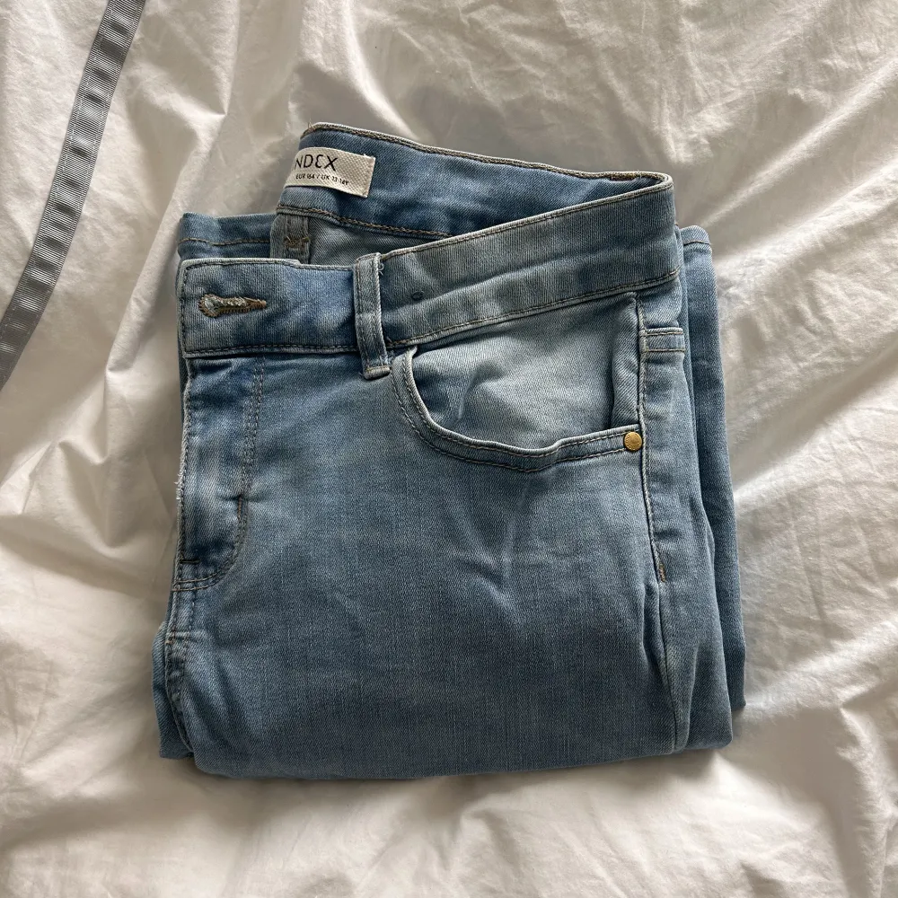 Bootcut jeans i ålder 13-14 från Lindex. Är lite urtvättade men är fortfarande fina och användbara. 💘🩵💘. Farkut & Housut.