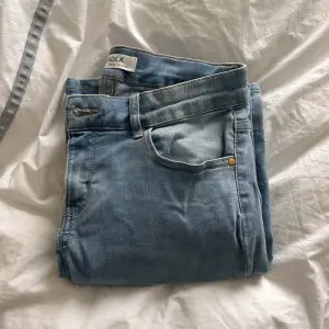 Bootcut jeans i ålder 13-14 från Lindex. Är lite urtvättade men är fortfarande fina och användbara. 💘🩵💘