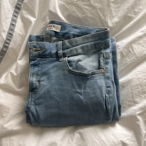 Jeans - Bootcut jeans i ålder 13-14 från Lindex. Är lite urtvättade men är fortfarande fina och användbara. 💘🩵💘