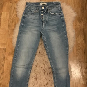 Blåa jeans  - Dessa byxor är från Gina. Är i nyskick bara testats på .