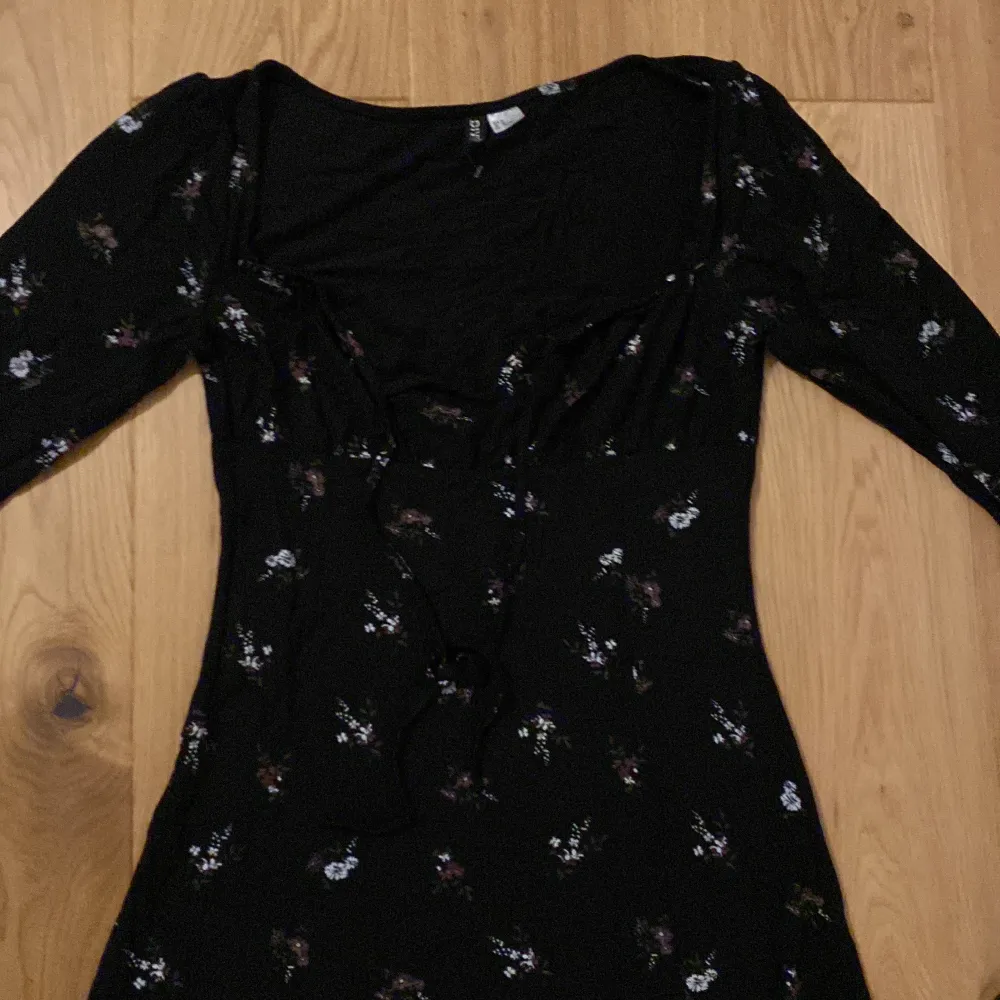 En svart lång klänning med en slit väldigt mysigt material . Klänningar.