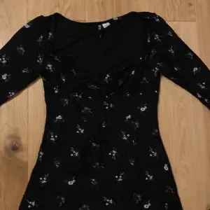 En svart lång klänning med en slit väldigt mysigt material 