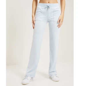 Blå juicy byxor  - Säljer nu mina ljusblå juice bycor i storlek Xs 🤍 Jätte bra skick men säljer då jag har flera andra juicy byxor!  Skriv om ni vill ha fler bilder eller har frågor🤍