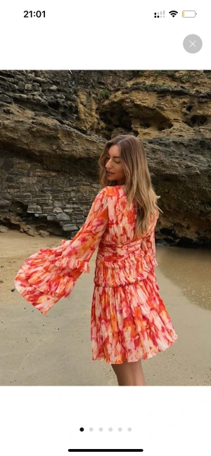 Sanna jörnvik x NAKD, strl 34 - Säljer denna underbara klänningen som jag endast använt ett tillfälle några timmar. SOM NY! Slutsåld på hemsidan, nypris: 599 kr.