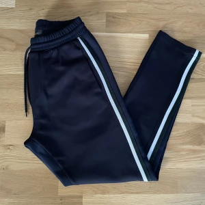 Mjukisbyxa Zara - Mjukisbyxa från Zara. Bra skick. Storlek S Köparen står för frakt🤝