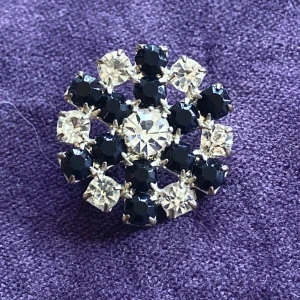 Brosch  - Vintage brosch med fasetterade stenar i gnistrande vitt och svart. Så vackert smycke. 