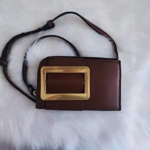 En wallet on chain ä/ plånbok+ phone bag i äkta läder bovy likande. 