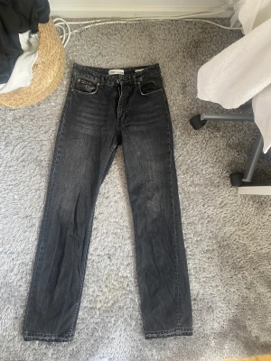 midrise jeans  - Grå/svarta Mid rise jeans ifrån zara. Kom privat med prisförslag eller frågor!💗