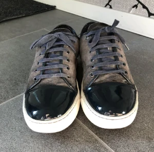 Lanvin skor - Säljer mina mörkblåa/gråa Lanvins i storlek 41/42. Det finns tecken på användning (slitningar) men dom har mycket kvar att ge!! Hör av dig om du undrar något 