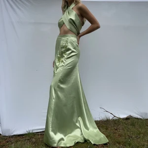 Vintage set  - Magiskt vintage set i gott skick! Toppen är ett långt tygstycke som man kan vara kreativ med och knyta som man vill. Delarna är också fina att använda separat och ”klä ner” till vardags! Kolla @sickansplagg på insta för att se fler videor/klipp på denna.