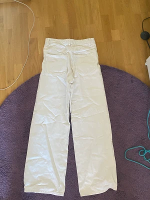 Vit jeans - Jag säljer min vit jeans för 80 kr det är bra för en piknik,promenad och till att bli fint och elegant!