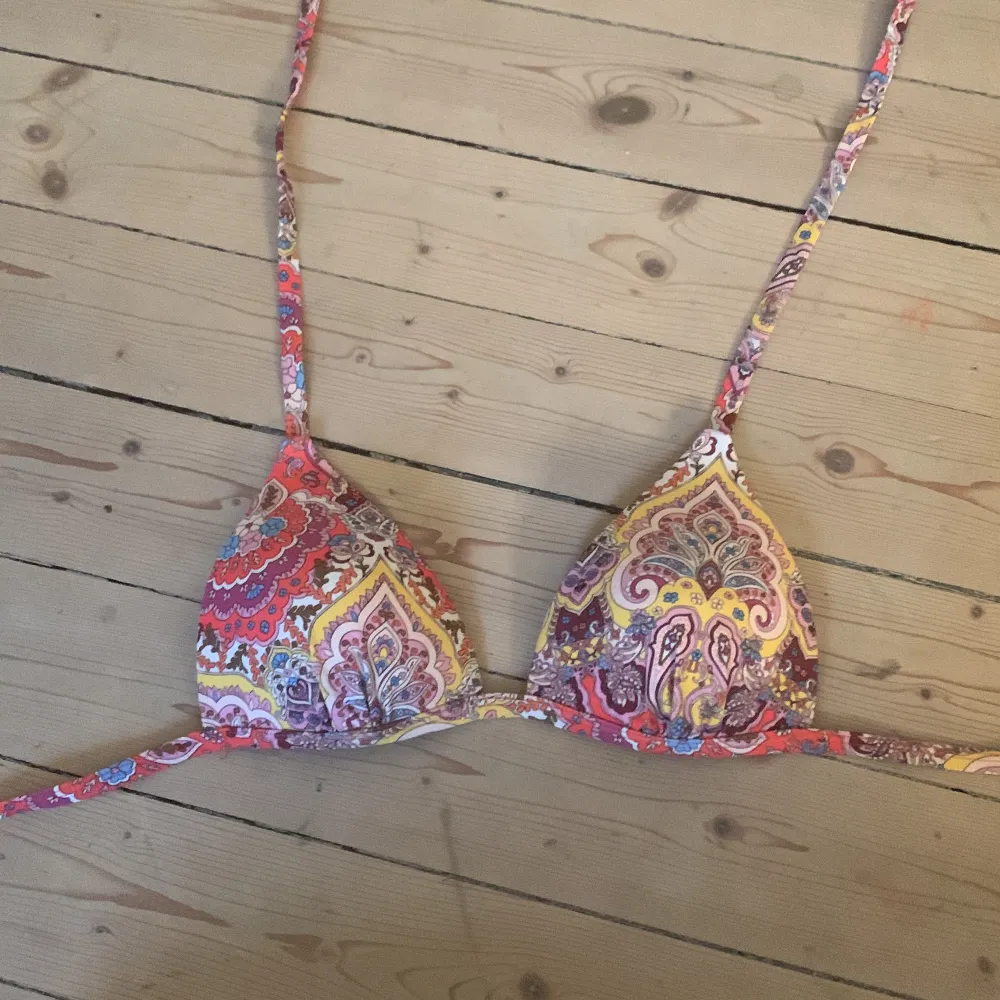 Säljer denna superfina bikini toppen som jag köpte i london på primark, banden är stretchiga och den har padding i som inte går att ta bort🩷😍. Övrigt.