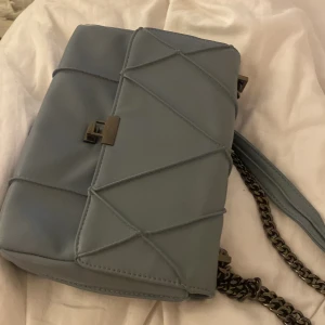 Väska  - Säljer min fina ljusblå väska från zara då den inte används längre