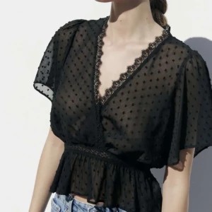 Zara blus! - Super snygg zara blus som är perfekt för fest!🖤Storlek M, men passar mig som har Xs och S jättebra!