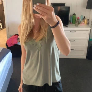 Grönt linne😍🍀 - Ett jättefint grönt linne! Jätteskönt material och inga defekter eller hål💕 nästan aldrig använd❤️ 