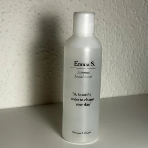Emma S. Jasmine Facial toner  - Denna toner är pH balanserande och innehåller jasmin och gurka. Kan användas dag och natt. Den är endast testad en gång. 