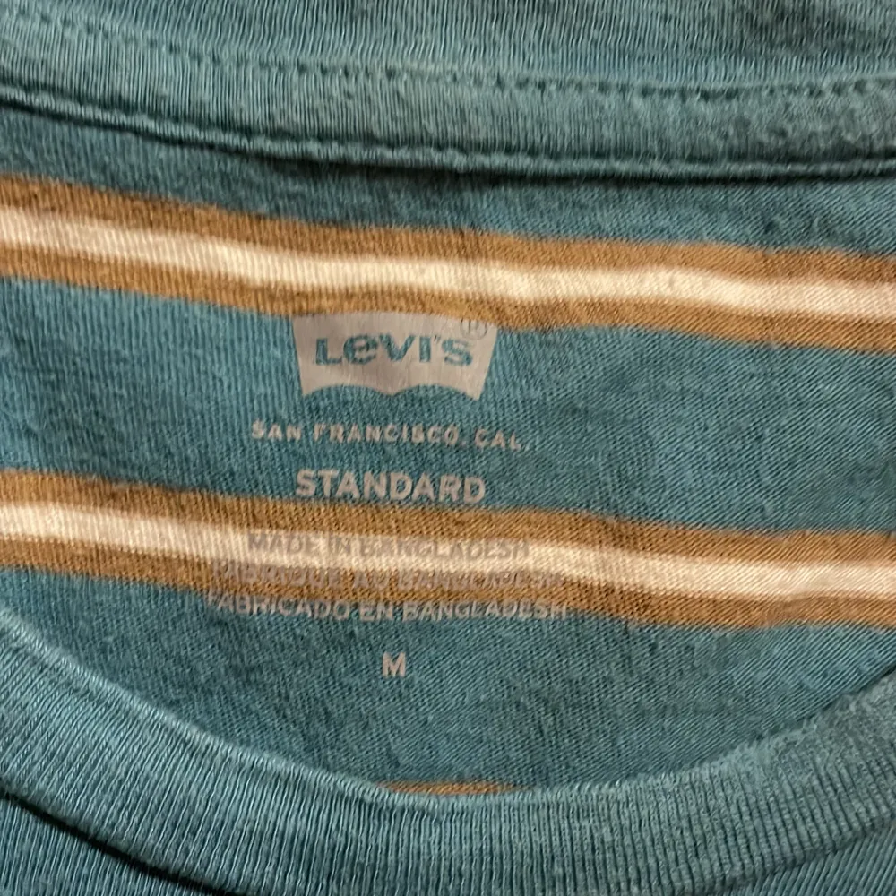 En randig T-shirt från märket Levis! Väldigt fin men säljer då den inte har kommit till så mycket använding.. köptes för 400kr men säljer nu för 100kr!💗 (köparen står för frakt) Skriv för fler bilder😊. T-shirts.