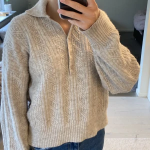 Stickad, beige tröja - Superfin, gosig, lite mönstrad tröja från H&M med krage och knappar. Använder inte längre.