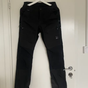 Friluftsbyxa - Ett par byxor från Mount Zero. Passar perfekt ute i naturen. Inköpspris 595kr. Finns många fickor och även  ventilationsdragkedjor på lårens utsidor 