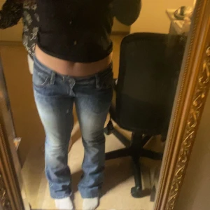 Lågmidjade diesel jeans - Säljer mina lågmidjade bootcut diesel jeans💗i storlek 31 men funkar till någon med stl 32 eller XS i vanliga jeans🩷 Säljer pågrund av att dem är för små för mig🩷Midjemått: 88cm|innebenslängd:81,5cm (inte så stretchiga)