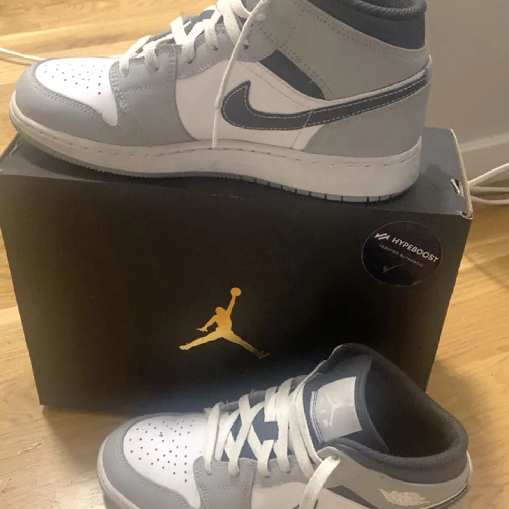 Jordans 1s mid i storlek 38,5. Jag köpte dessa i mars för 2300kr och vill sälja då de knappt kommer till användning. Har använts 5 gånger och jag har även kvitto. Pris kan diskuteras.. Skor.