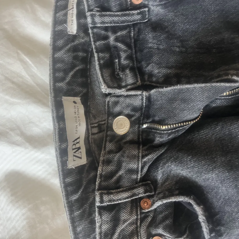 Själjer mina jättesnygga zara byxor i mid rise som tyvärr är för små för mig nu. I väldigt bra skick! 💕💕😊. Jeans & Byxor.