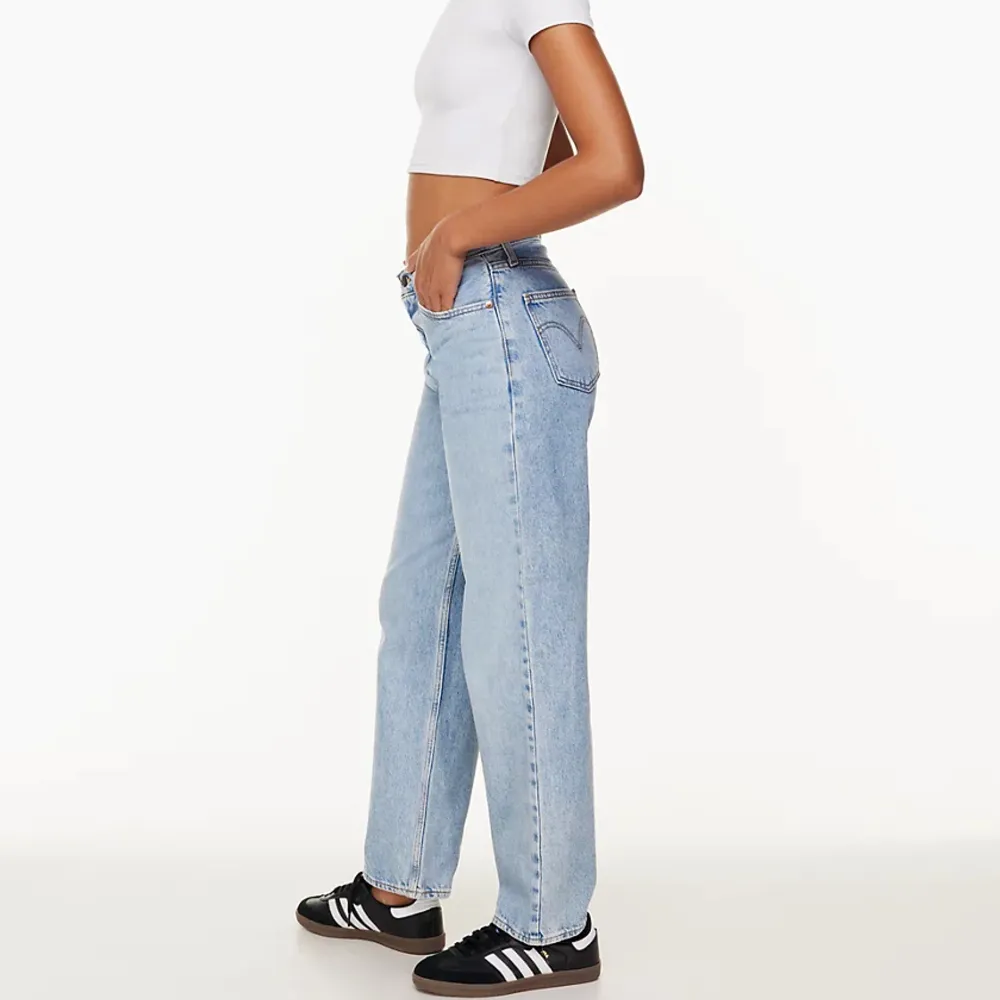 Säljer mina favorit jeans från Levis i modellen ”dad jeans” i storlek W27. Köpte dom på revolve och är slutsåld online. Säljer för 500kr 👽. Jeans & Byxor.