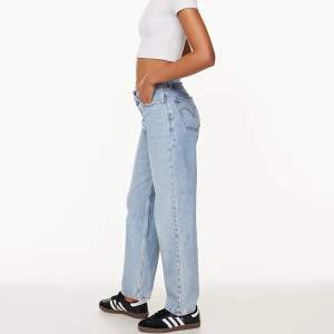 Säljer mina favorit jeans från Levis i modellen ”dad jeans” i storlek W27. Köpte dom på revolve och är slutsåld online. Säljer för 500kr 👽
