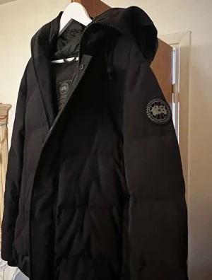 Canada Goose Macmillan parka black label  - Hej säljer eller byter nu min Canada Goose Macmillan parka black label. Size L Skick 9/10 (varsamt använd då jag haft en rotation mellan denna och andra jackor) Kvitton samt tillbehör finns.