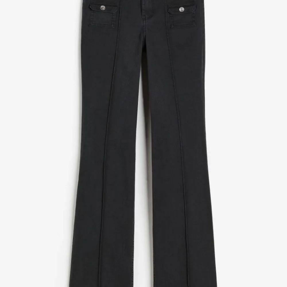 Super snygga svarta cargo jeans från hm i strl. 38. Aldrig använda med prislappen kvar. Skriv för fler bilder❤️. Jeans & Byxor.
