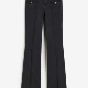 Super snygga svarta cargo jeans från hm i strl. 38. Aldrig använda med prislappen kvar. Skriv för fler bilder❤️