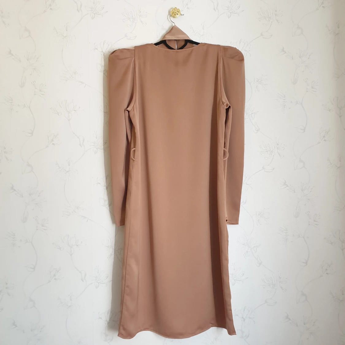 Lyxig brun satin klänning - 90