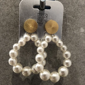 Örhängen  - Helt nya örhängen. Gulddetalj med vita pärlor.🌸