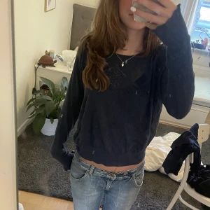 Blå stickad tröja med detaljer  - Superfin blå tröja men vackra detaljer i stl m men passar xs-m💗 ord pris 799