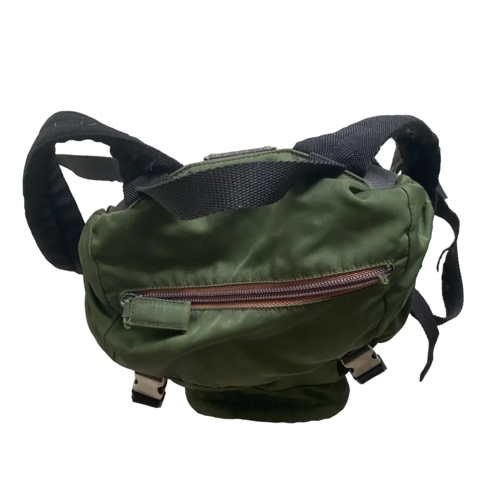 Vintage ryggsäck från prada i grön nylon. Riktigt fet och snygg med två mindre fickor och en större. Mått och deffekter fås i dm. (Fråga innan du köper). Väskor.