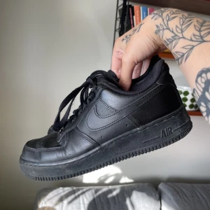 Nike Airforce - 39, kanon skick utvändigt, slitna i hälarna endast 🖤! inte mycket använda ❤️‍🔥