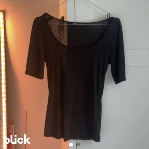 T shirt - Super snygg t shirt från zara som inte kommer till användning längre💗