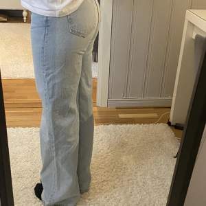 ljusblå vida jeans - nästan aldrig använda, pris kan diskuteras 🩵