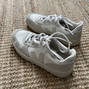 Veja Sneakers - Fina Veja Sneakers i stl 36! Fint skick! 